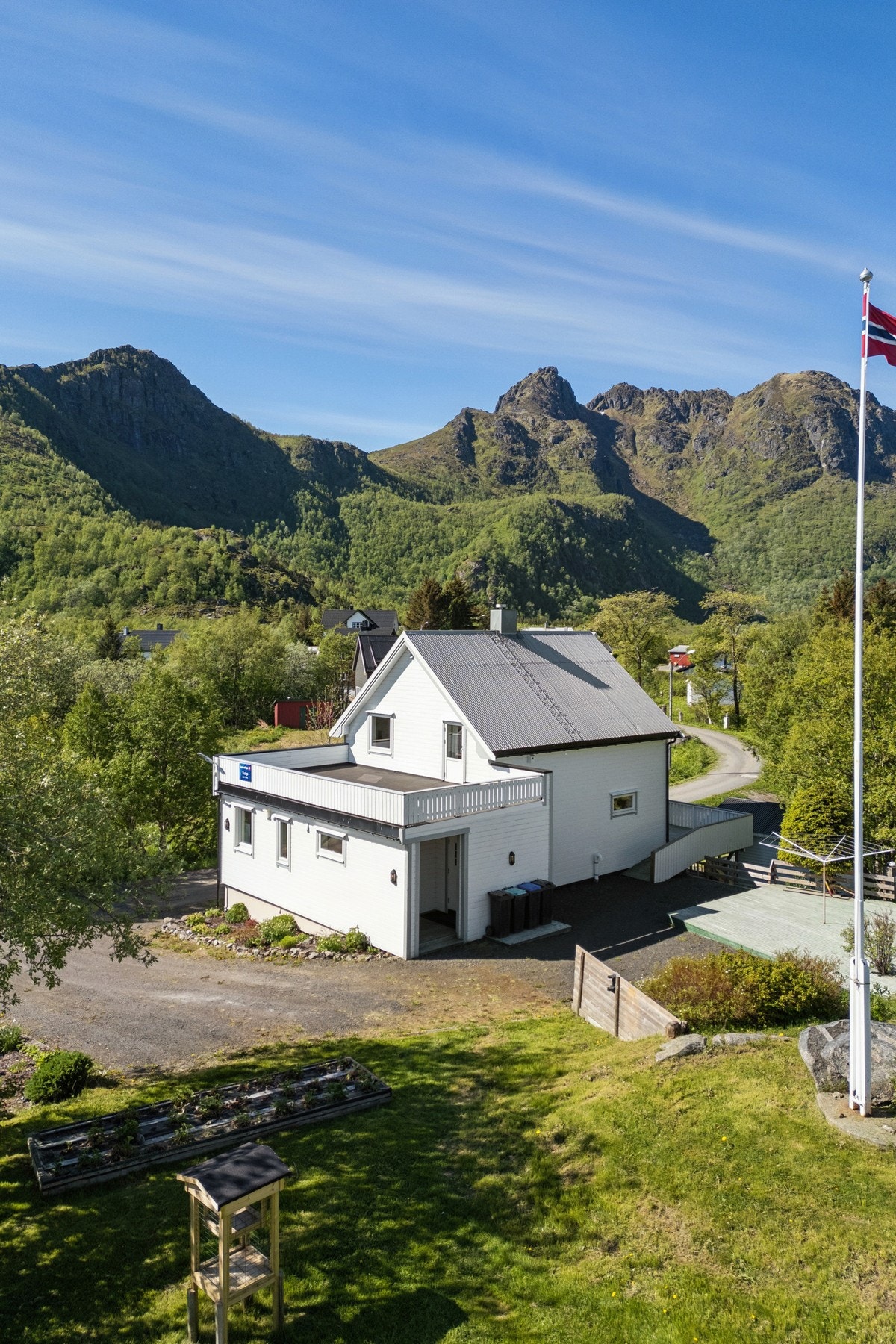 Fra Nybyen 19 er det gang- og sykkelsti langs hovedveien til skolen. Galleribilde