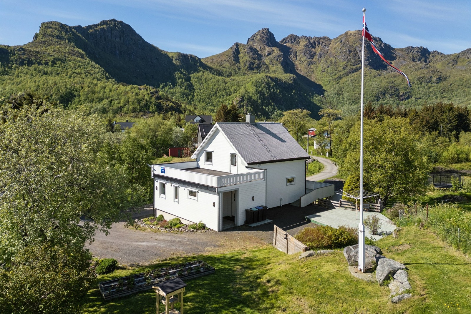 Enebolig med en skjermet og tilbaketrukket beliggenhet i et etablert boligområde. Galleribilde