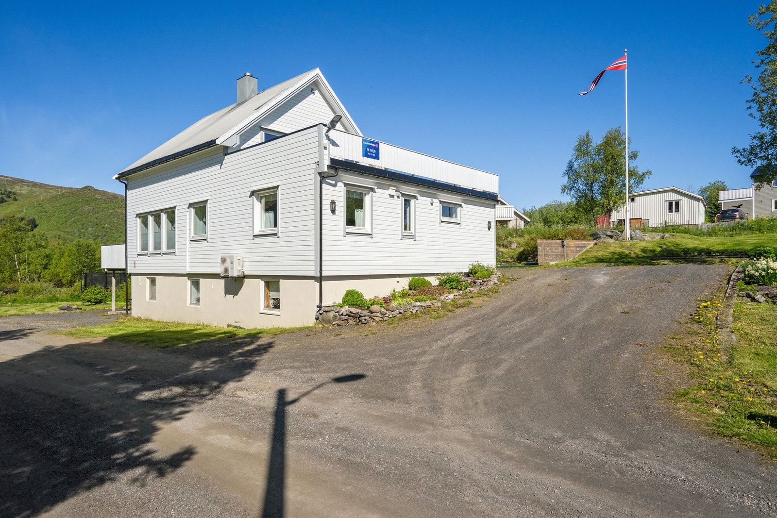 Gruset innkjørsel og gårdsplass med gode parkeringsmuligheter. Galleribilde