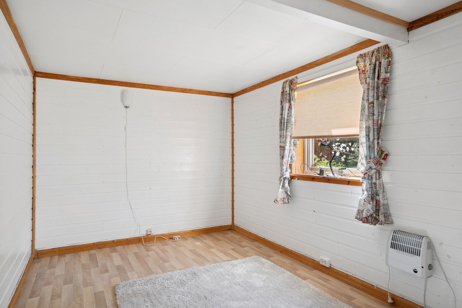 Panel på veggene og laminat på gulvet i et av kjellerrommene. Galleribilde