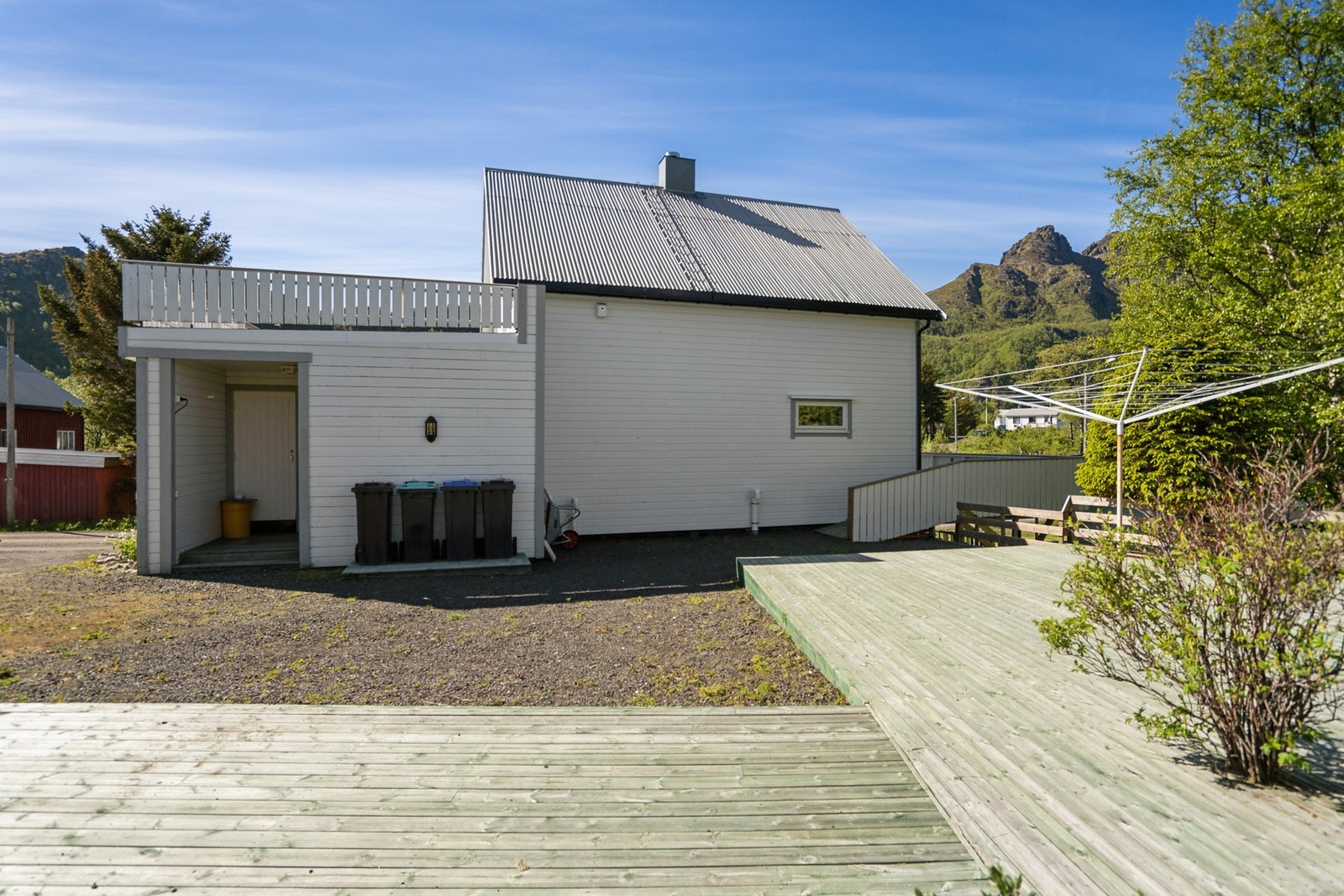 Boligen har flere uteplasser, inkludert en stor markterrasse og en takterrasse. Galleribilde