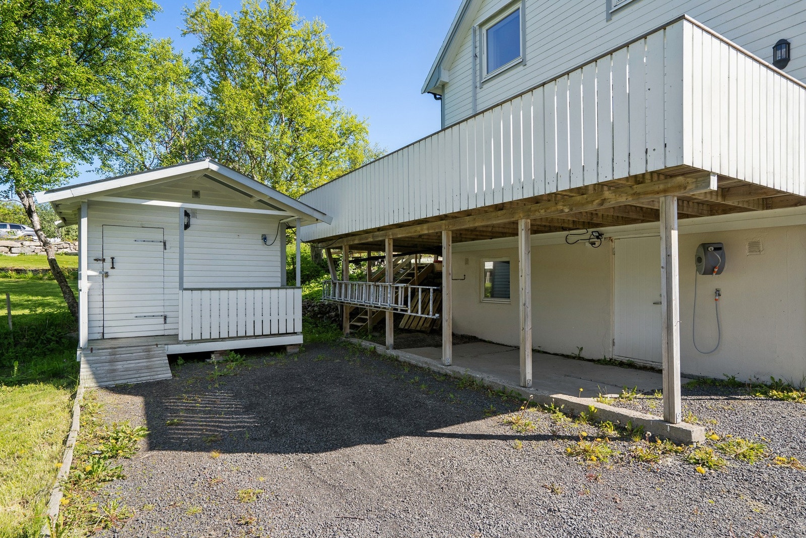 Under verandaen er det et overbygget område, ideelt for lagring av sykler eller utstyr. Galleribilde