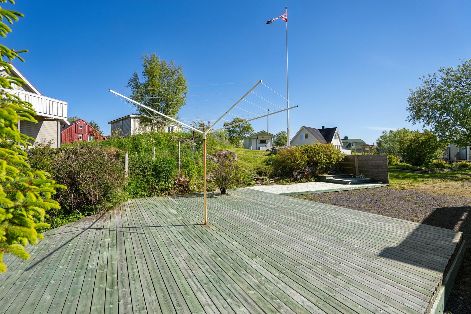 Stor markterrasse som utvider uteområdet. Galleribilde