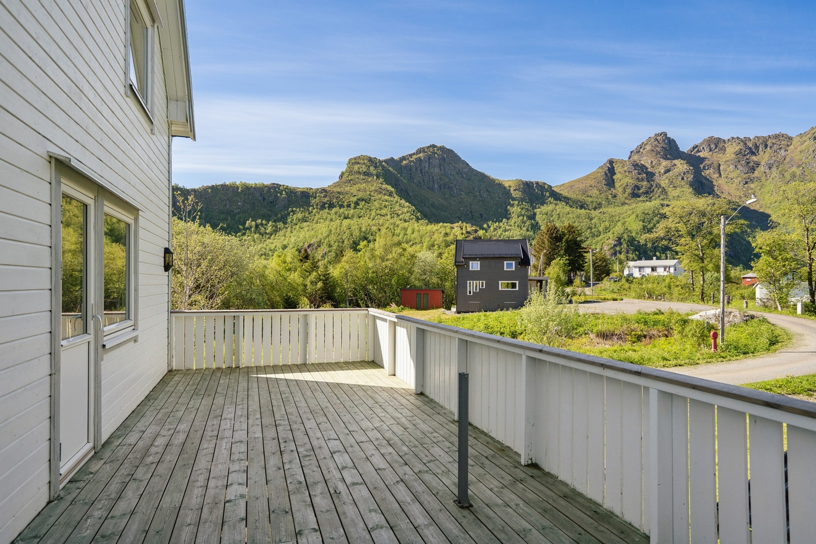 Fra stuen er det utgang til en veranda med gode utsiktsforhold. Galleribilde