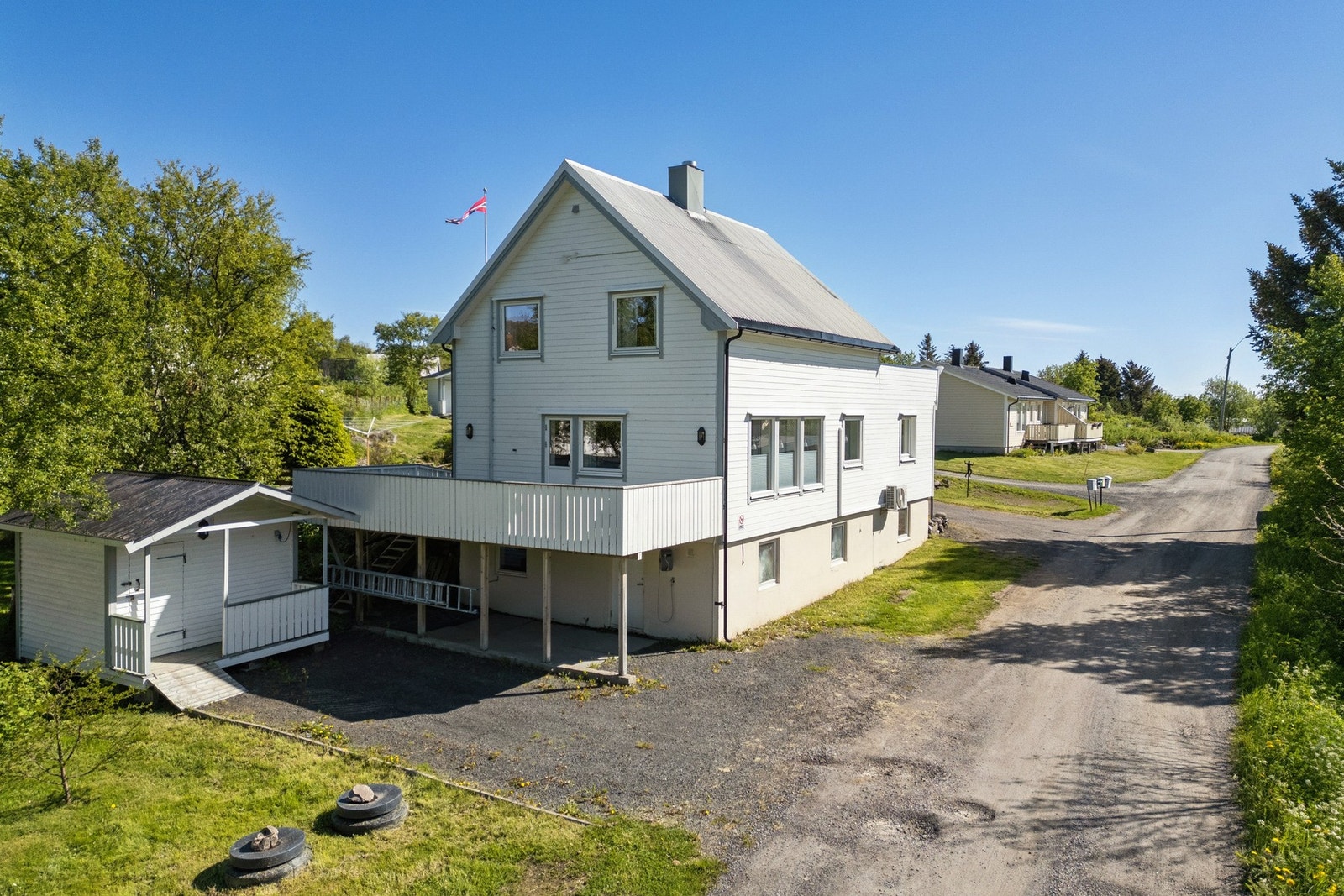 Eiendommen har også et praktisk anneks for lagring eller hobby. Galleribilde