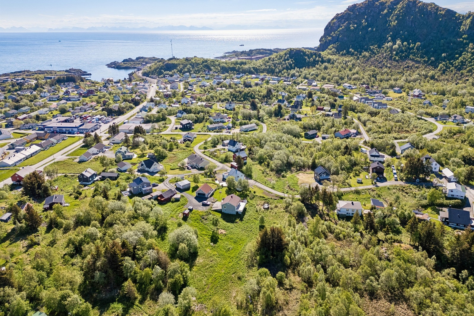 Fra eiendommen er det kort vei til både sjøen, marka og servicetilbudene i Stamsund. Galleribilde