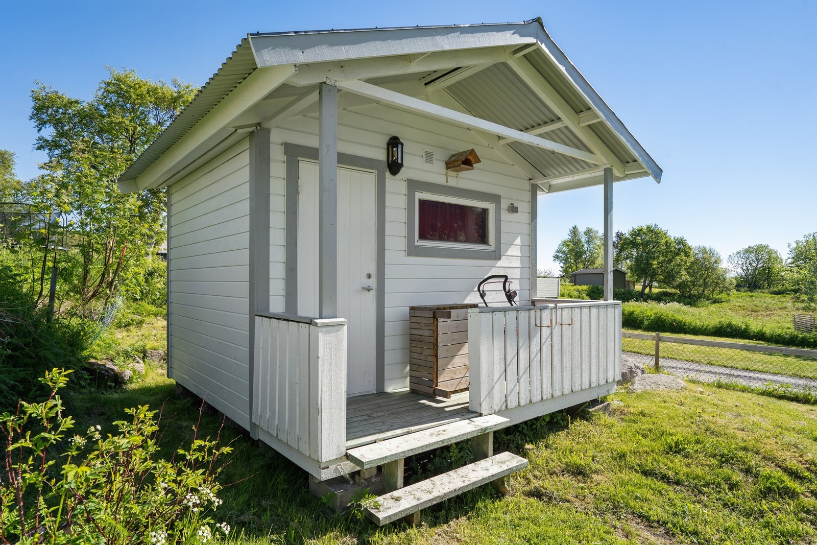 Frittstående bod på tomten. Galleribilde