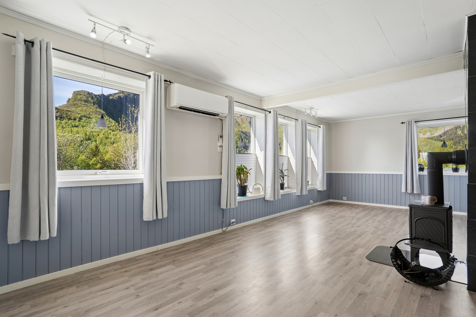 Store vindusflater gir godt med lys og utsikt mot den omkringliggende naturen. Galleribilde