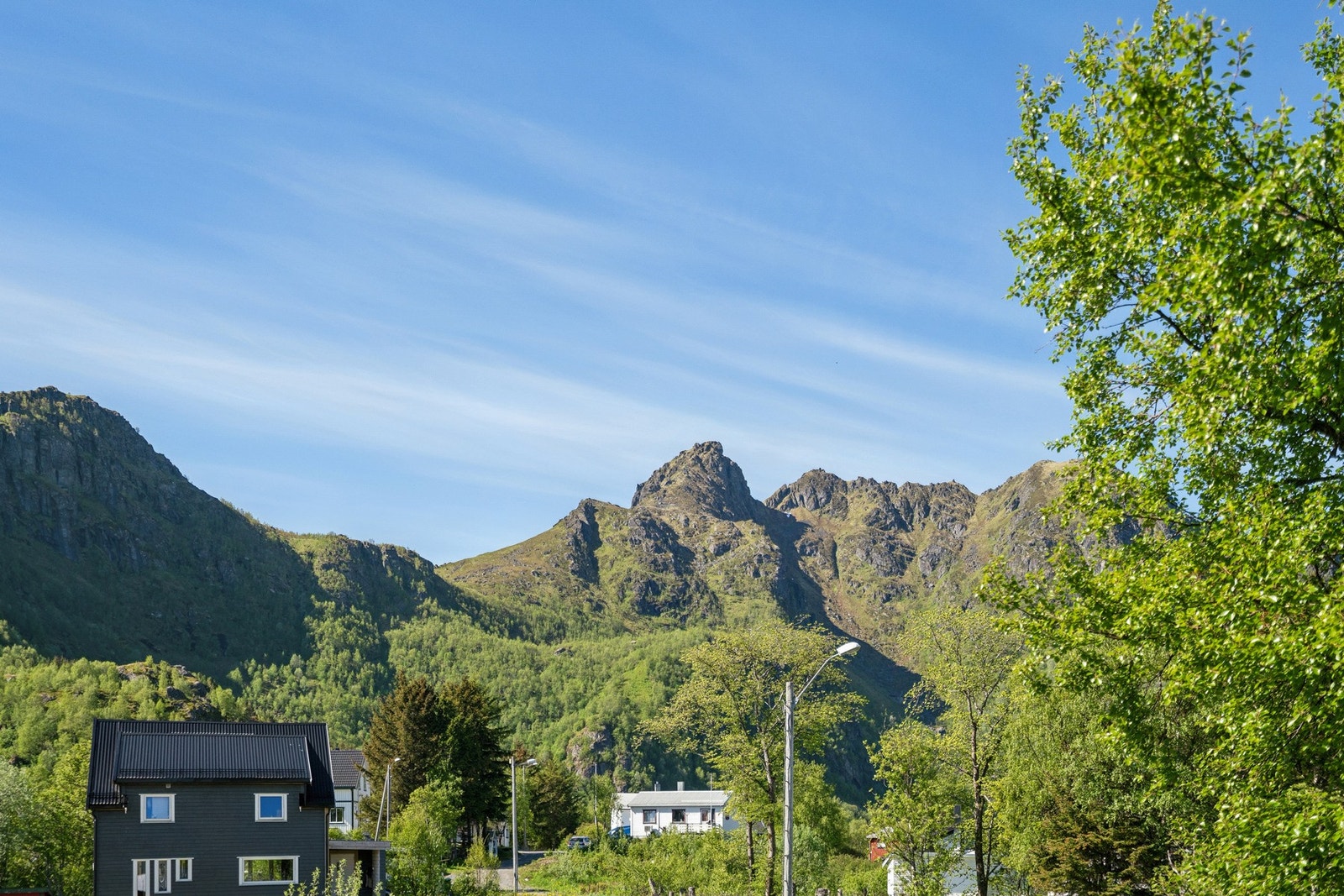 Fra eiendommen har man flott utsikt mot den karakteristiske naturen i Lofoten. Galleribilde