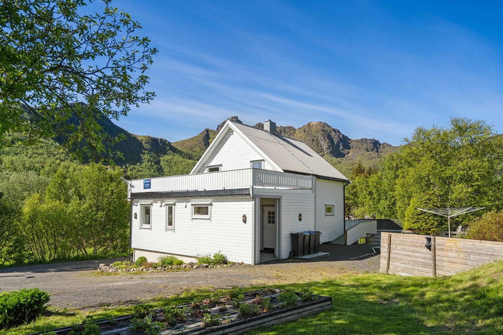 Eiendommen ligger fint til med utsikt mot de omkringliggende fjellene. Galleribilde
