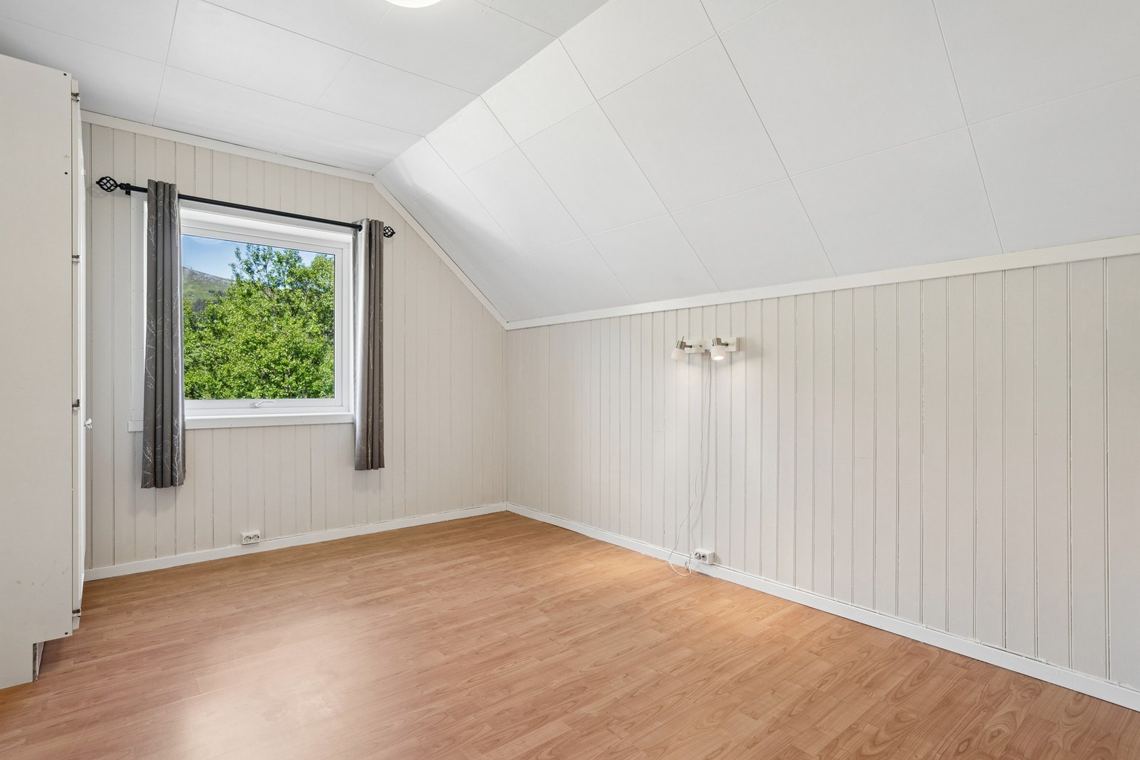 Romslig soverom med plass til dobbeltseng. Galleribilde