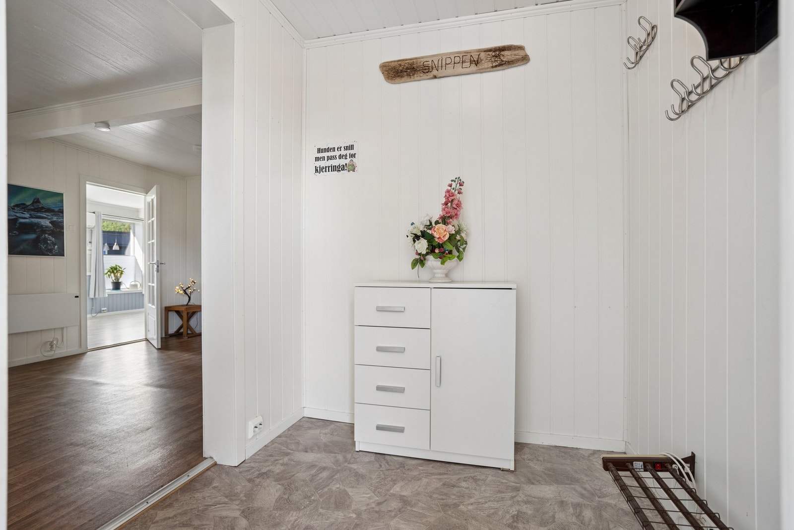 Fra entréen er det direkte tilgang til boligens oppholdsrom. Galleribilde