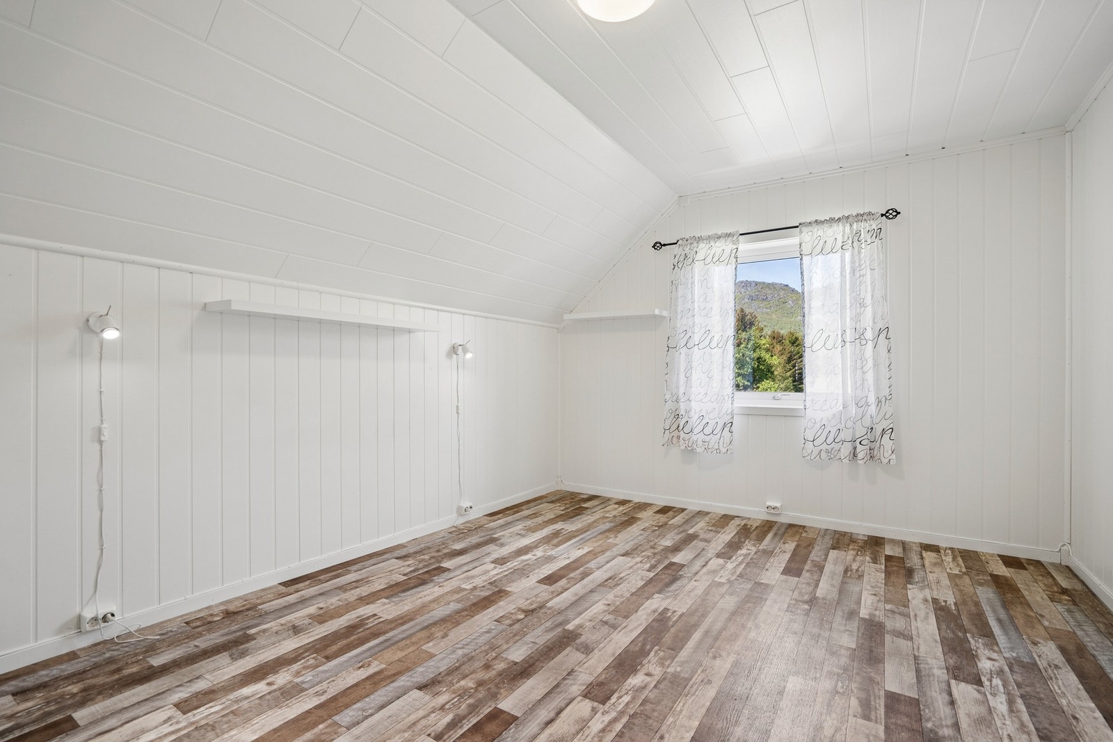 Lyse overflater og panel i taket. Galleribilde