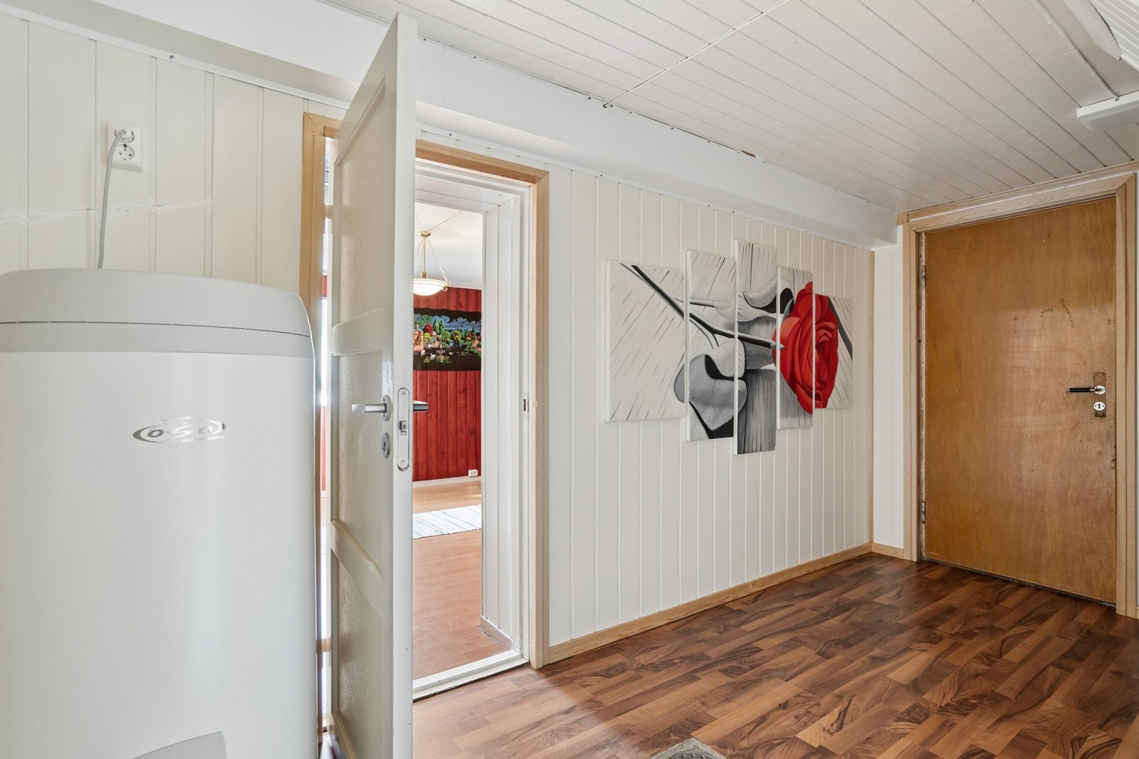 Gang i kjelleretasjen med adkomst til flere disponible rom og boder. Galleribilde