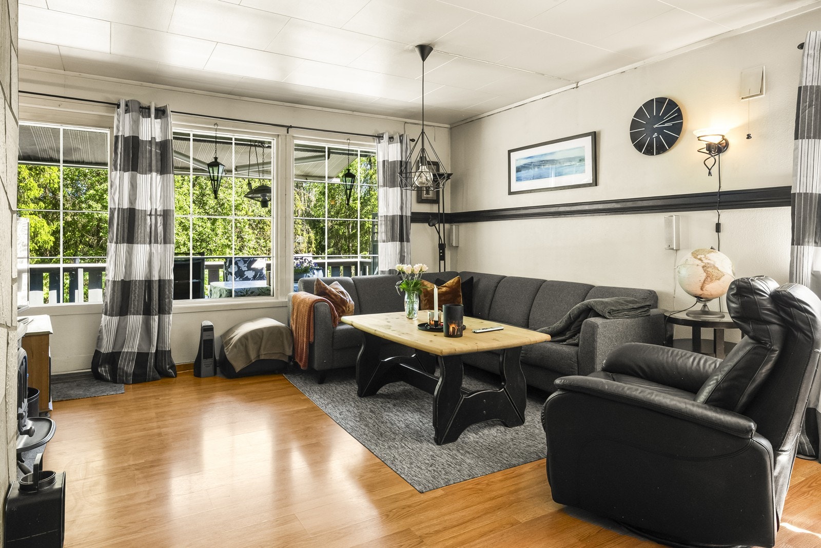 Store vindusflater gir godt med naturlig lys i oppholdsrommet. Galleribilde