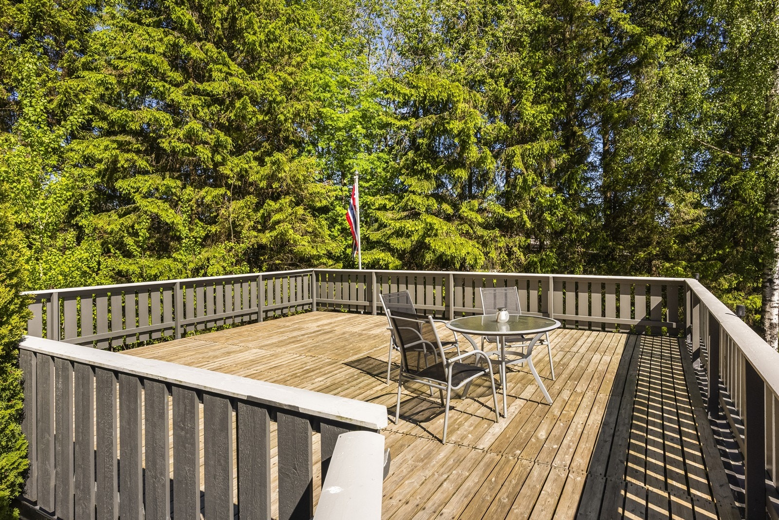 Takterrassen over garasjen har et areal på 70 m² og vender mot syd og øst. Galleribilde