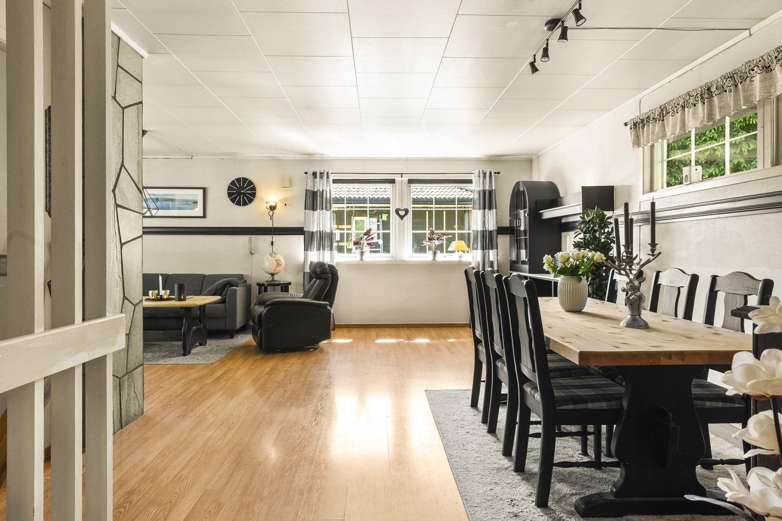 Romslig vinkelstue med plass til spisestue og salong. Galleribilde