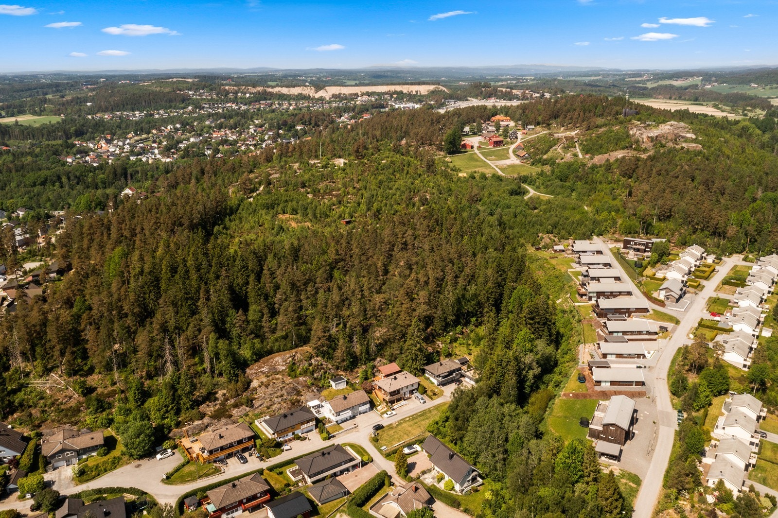 Eiendommen ligger i et barnevennlig område med nærhet til natur og turmuligheter. Galleribilde