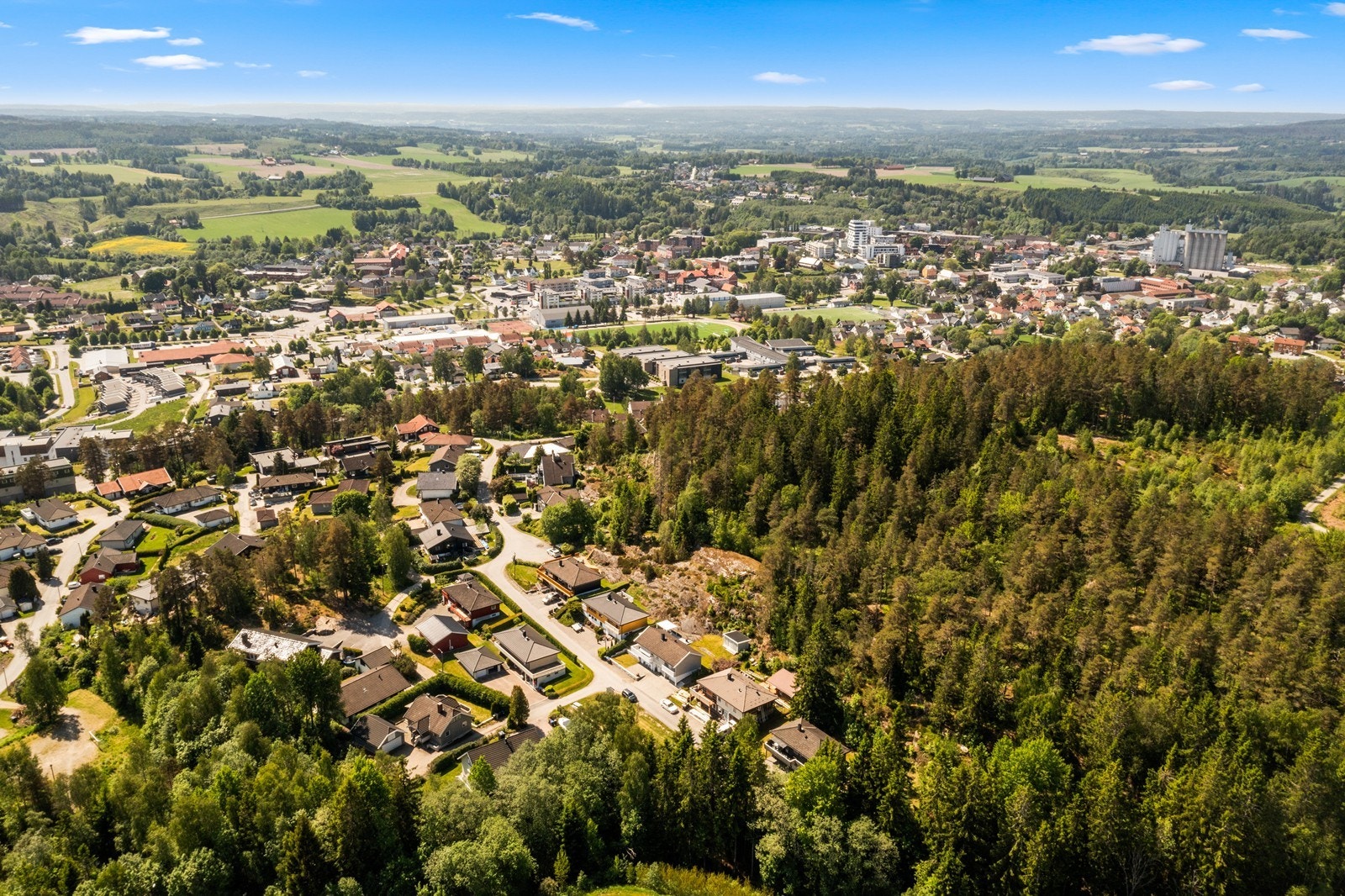 Boligen har kort avstand til Mysen sentrum med butikker og servicetilbud. Galleribilde
