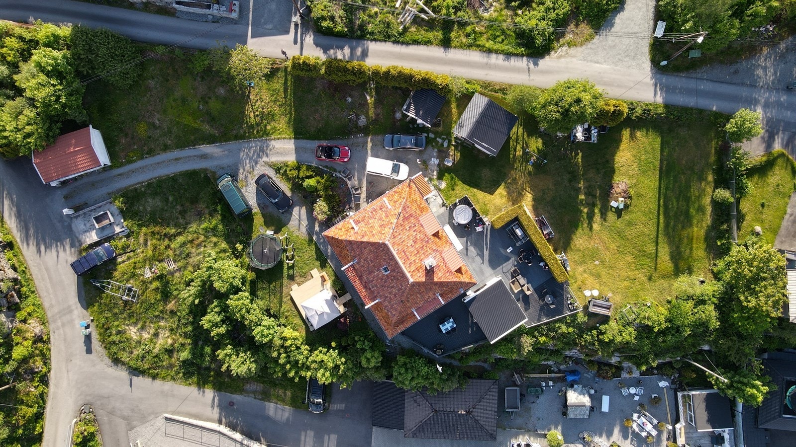 Tomtens utforming gir et godt grunnlag for å etablere private uteplasser og hage med soner for lek og aktivitet. Galleribilde
