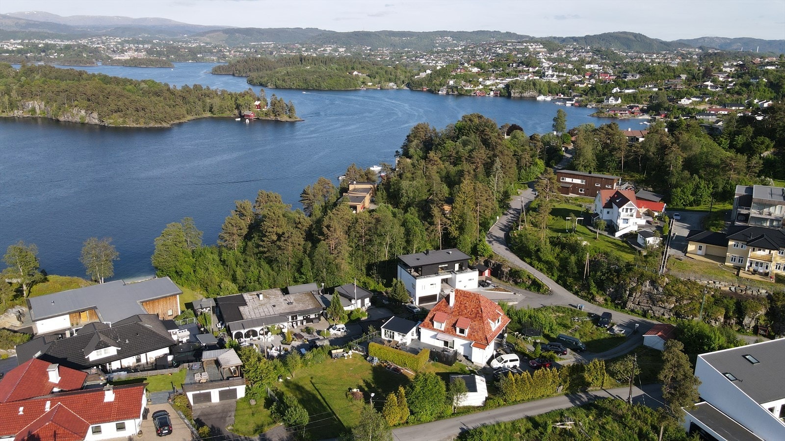 Beliggenheten byr på gode solforhold, som gir et utmerket utgangspunkt for å realisere drømmeboligen. Galleribilde