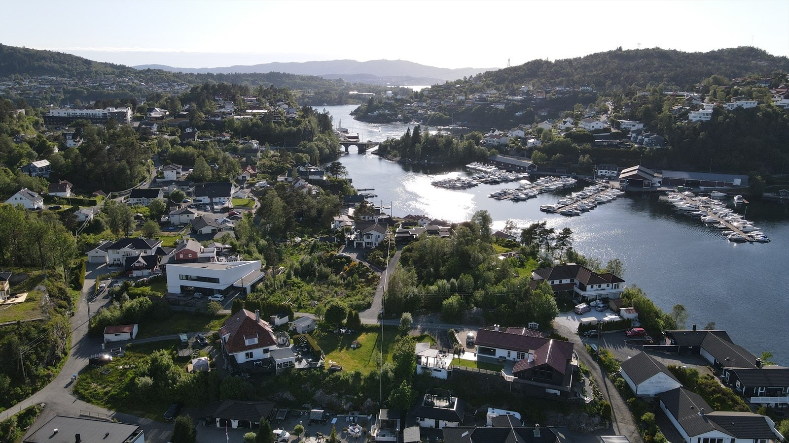 Flere servicetilbud i nærområdet, inkludert dagligvarebutikker som Coop Extra og Kiwi Søreide innen ca. 1,1 km. Galleribilde