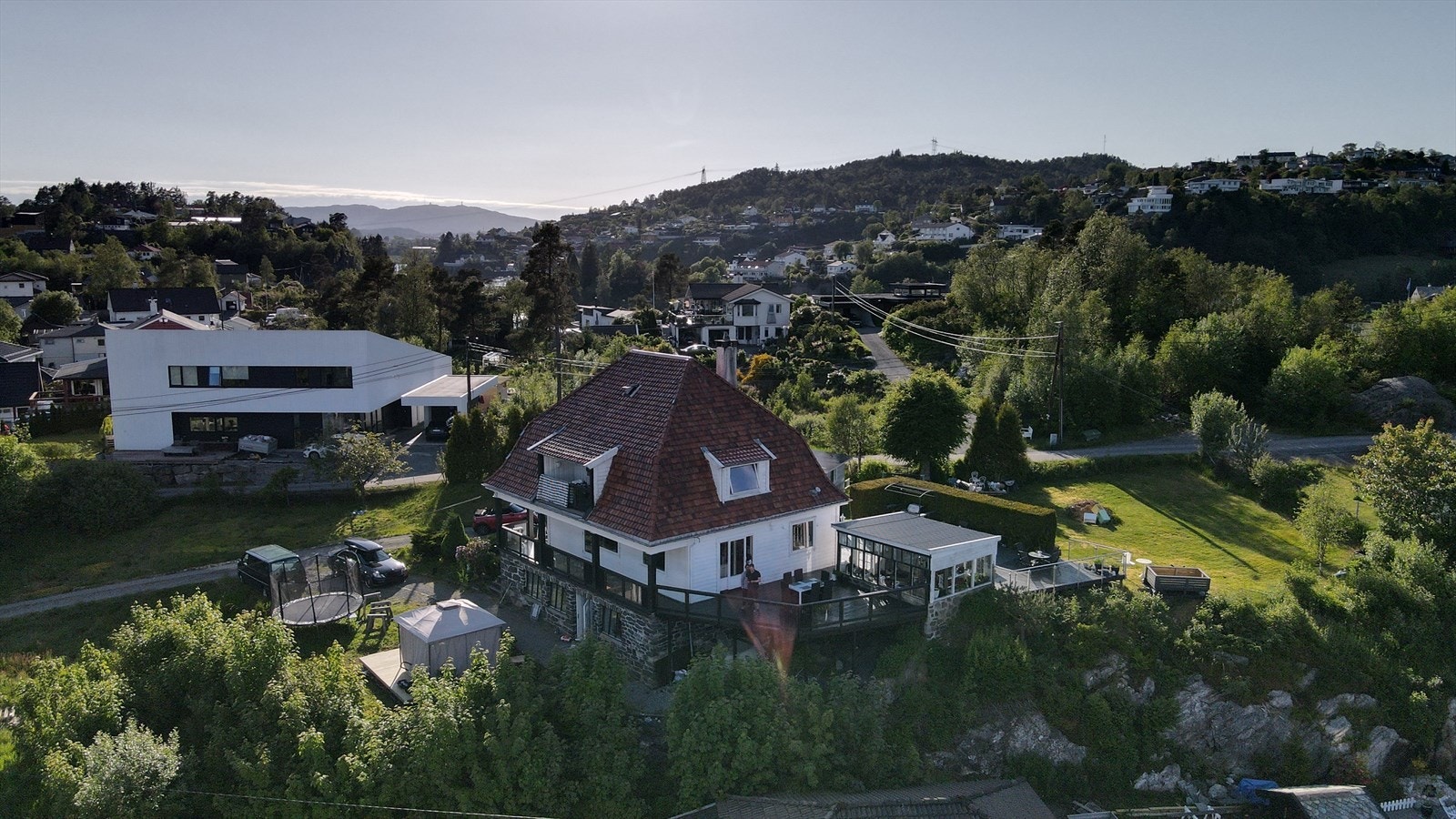Tomten ligger høyt og fritt med utsikt over Nordåsvannet i retning Bønes. Galleribilde