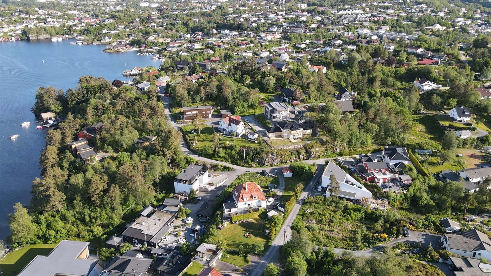Tomten ligger i et etablert og barnevennlig nabolag, med gangavstand til Søreide skole og flere barnehager. Galleribilde