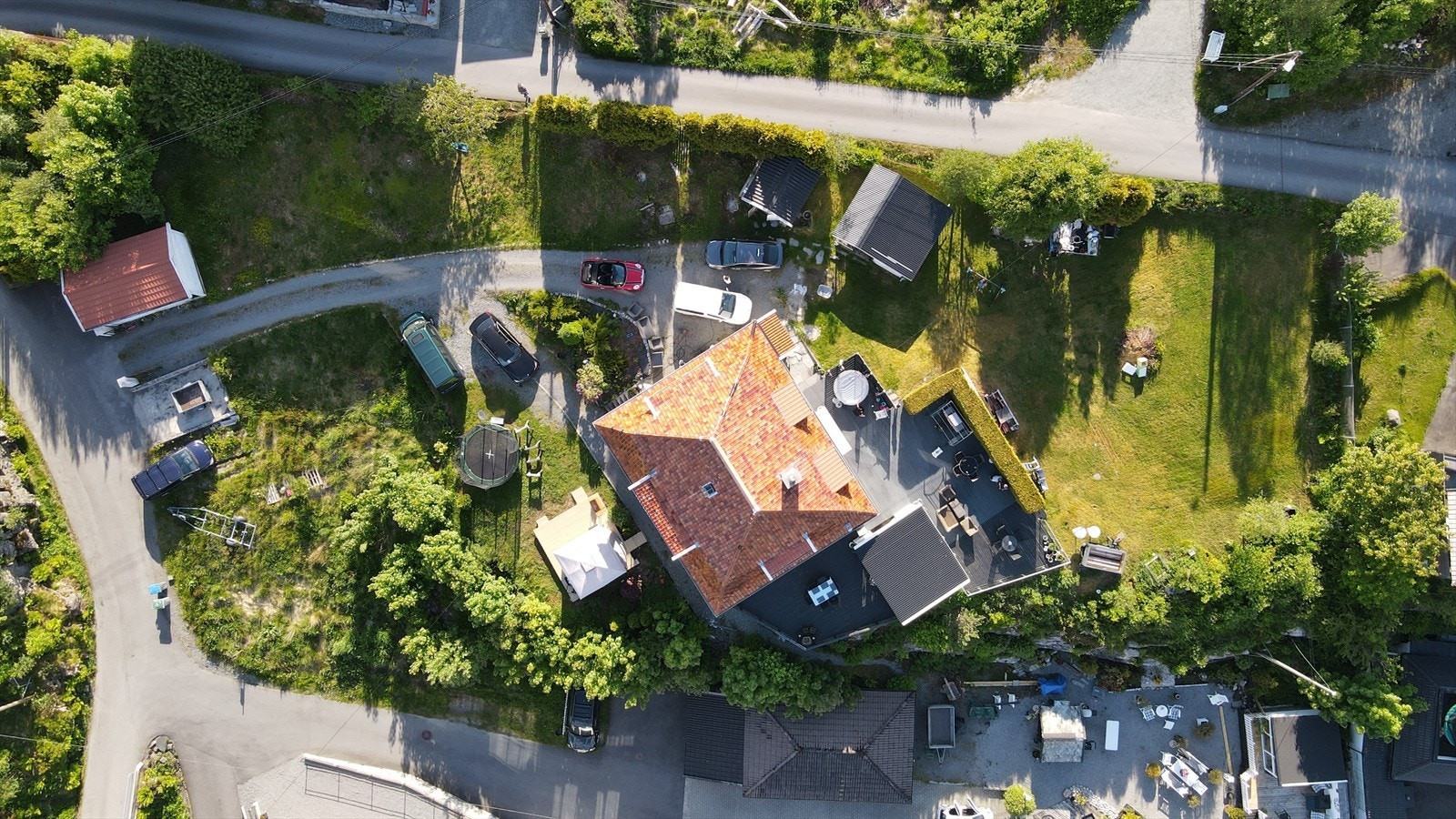 Eiendommen leveres med komplette, arkitekttegnede planer for både bolig og garasje, skreddersydd for tomten. Galleribilde