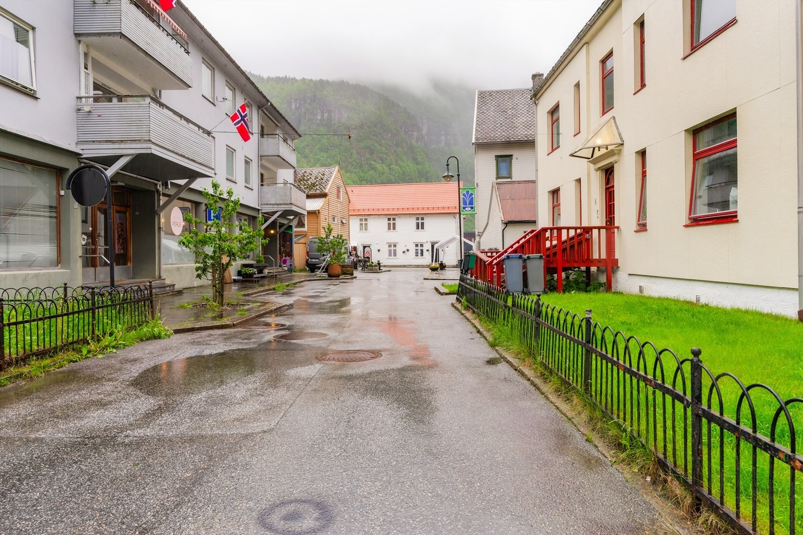 Leiligheten ligger sentralt til midt i Dale sentrum Galleribilde