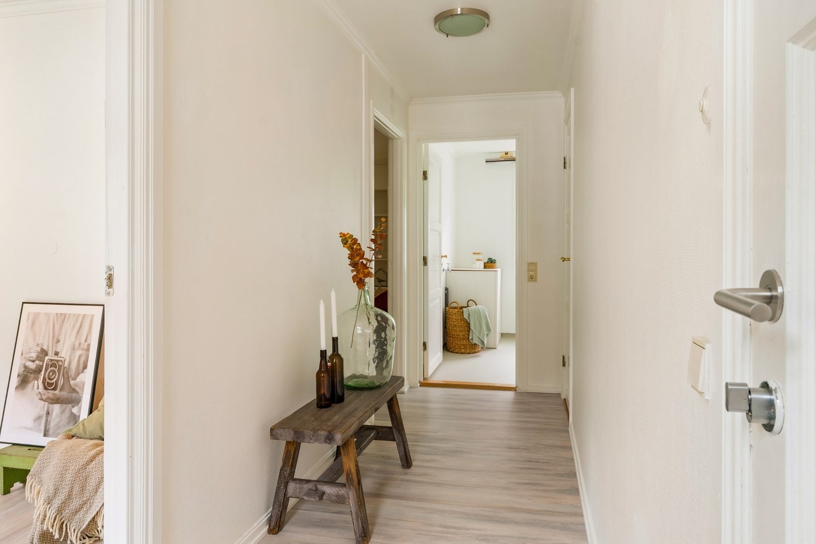 I gangen er det god plass til å henge av yttertøy og sette fra seg sko. For ytterligere oppbevaring disponerer leiligheten en innvendig bod, samt to eksterne boder på henholdsvis 6 og 16 m². Galleribilde