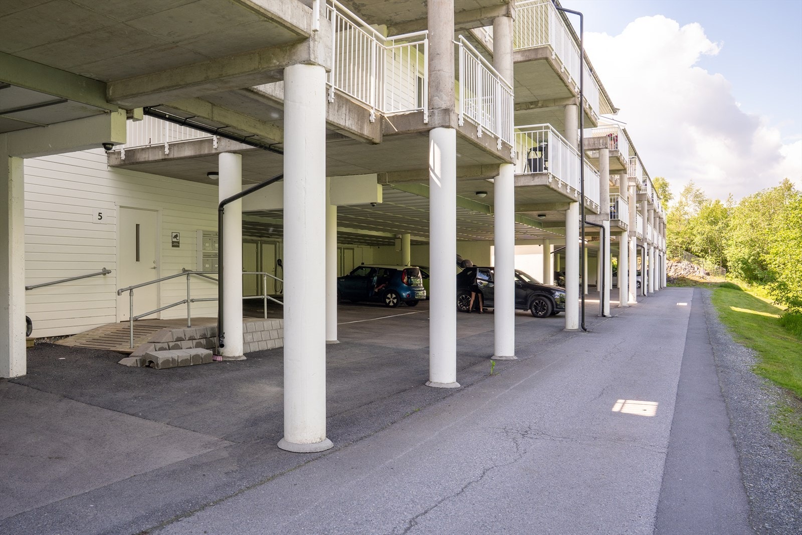 Det medfølger parkering i carport. Bak carporten er det sportsbod. Galleribilde