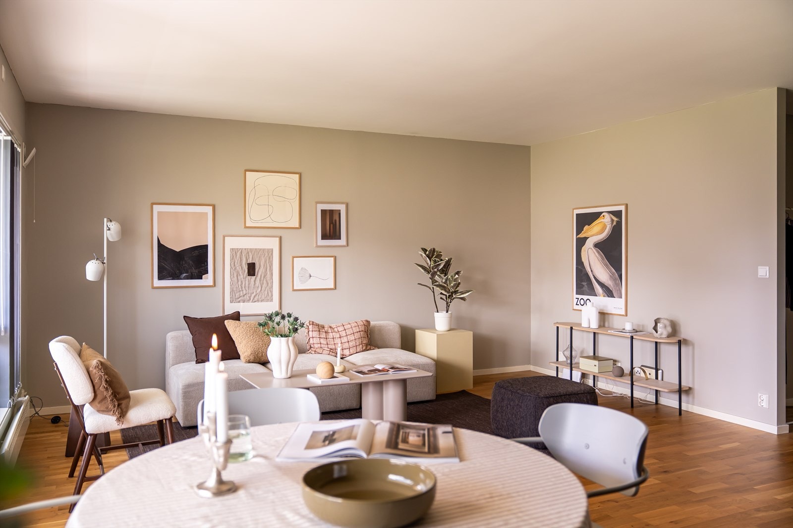 Stuen har god planløsning med god plass til sofa- og spisegruppe. Galleribilde