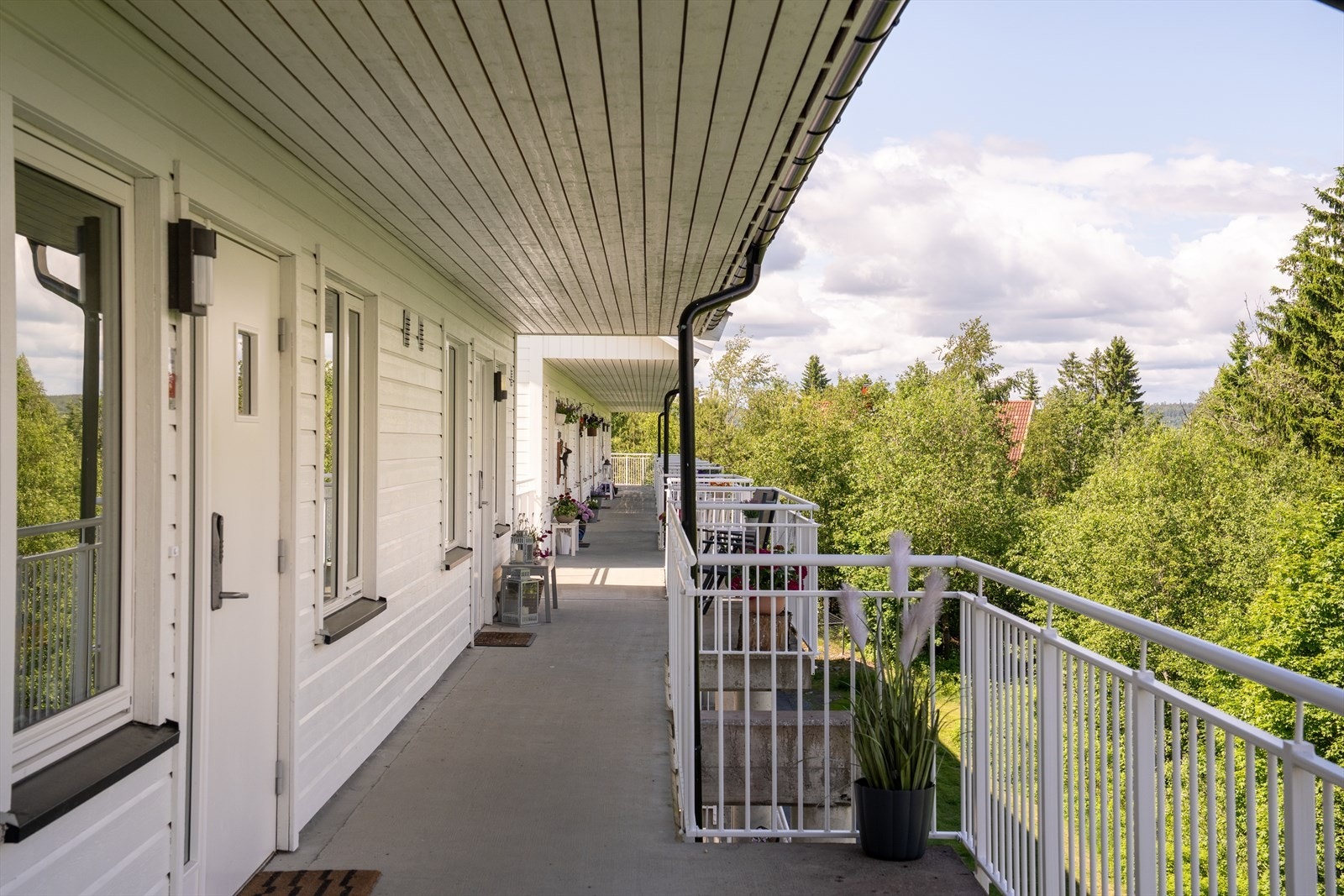 Leiligheten har adkomst via svalgang, utenfor inngangsdøren er det plass til et lite cafesett. Galleribilde