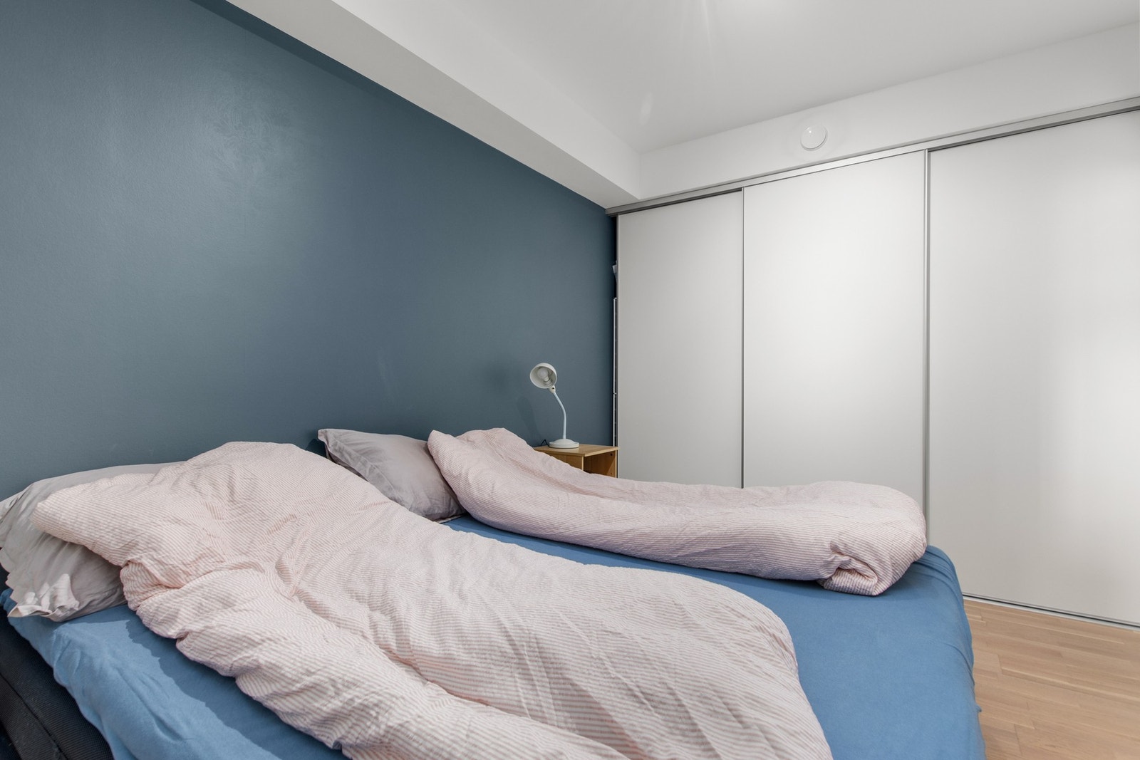 Stort soverom med skyvedørsgarderobe. Galleribilde