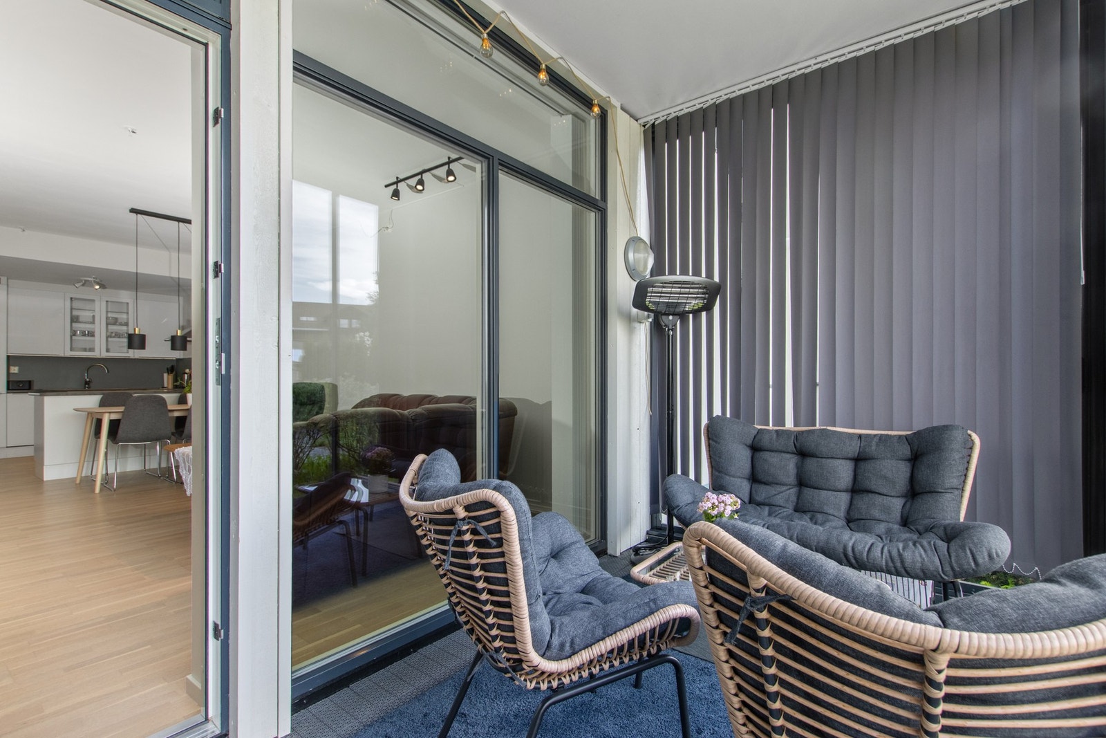 Romslig terrasse. Galleribilde