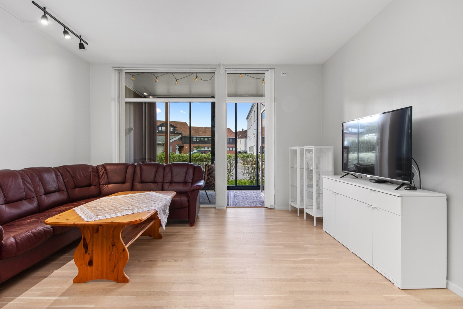 Stue med utgang til vestvendt terrasse. Galleribilde