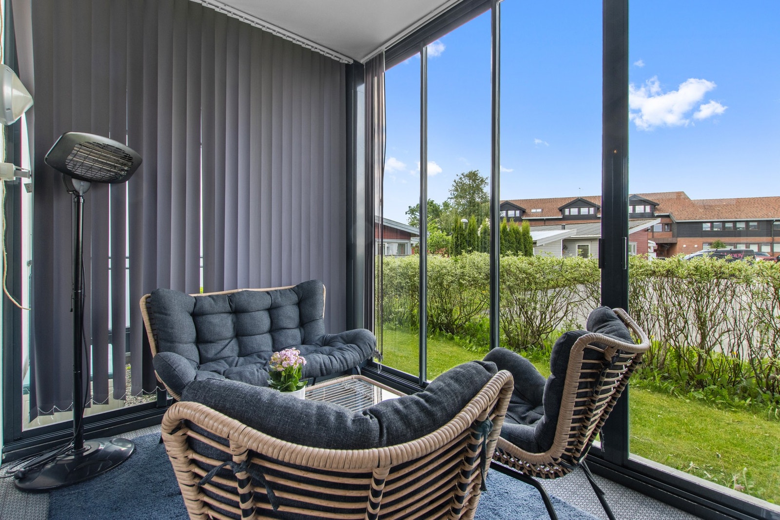 Innglasset vest vendt terrasse. Galleribilde