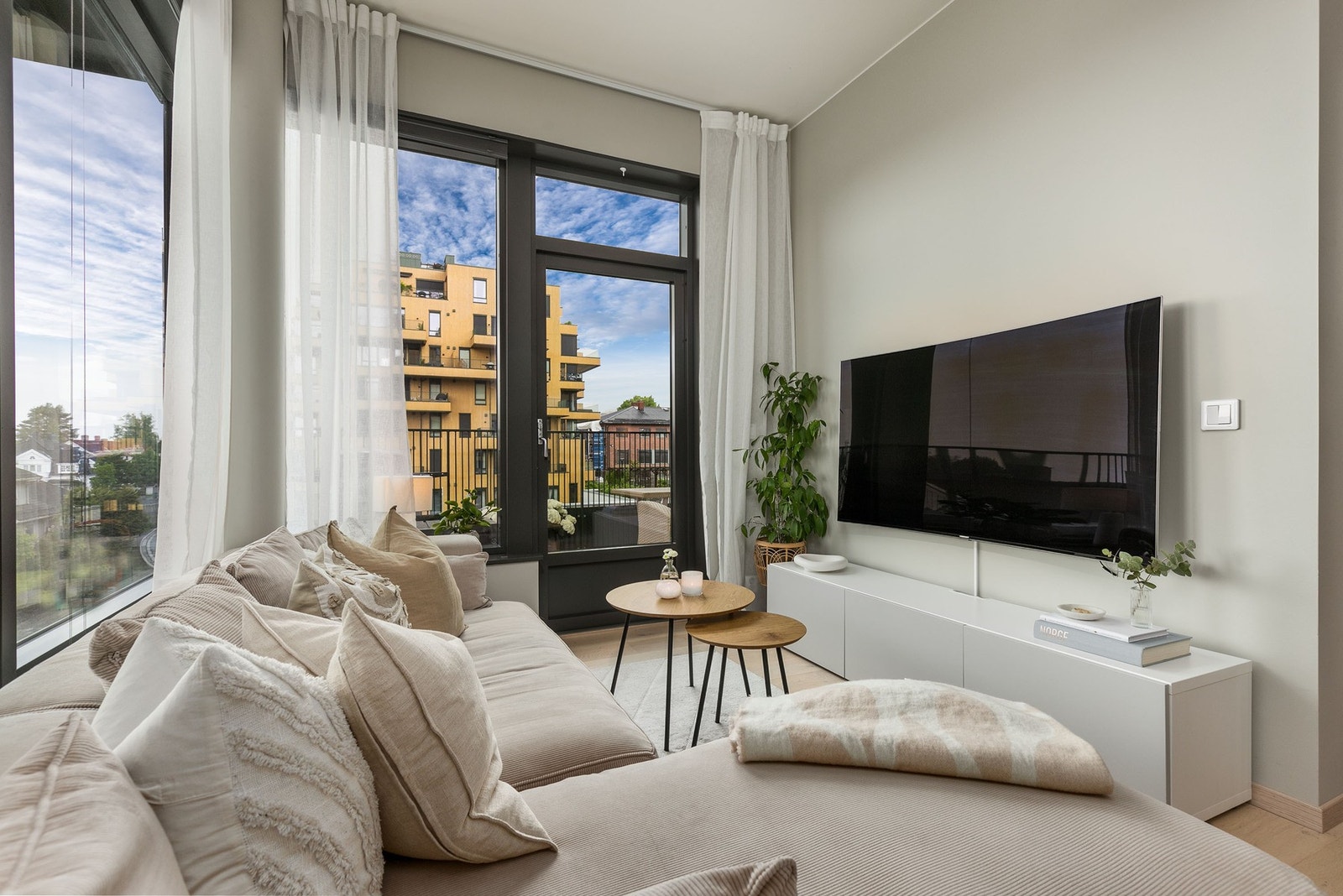 Fra stuen er det utgang til solrik balkong på 11 kvm med terrassebord på tilfarergulv og rekkverk i stålkonstruksjon. Galleribilde