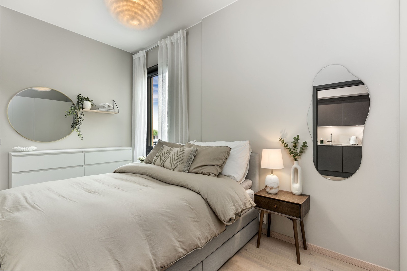 Rolig og behagelig atmosfære med lyse overflater og enstavs parkett som understreker leilighetens moderne preg. Galleribilde
