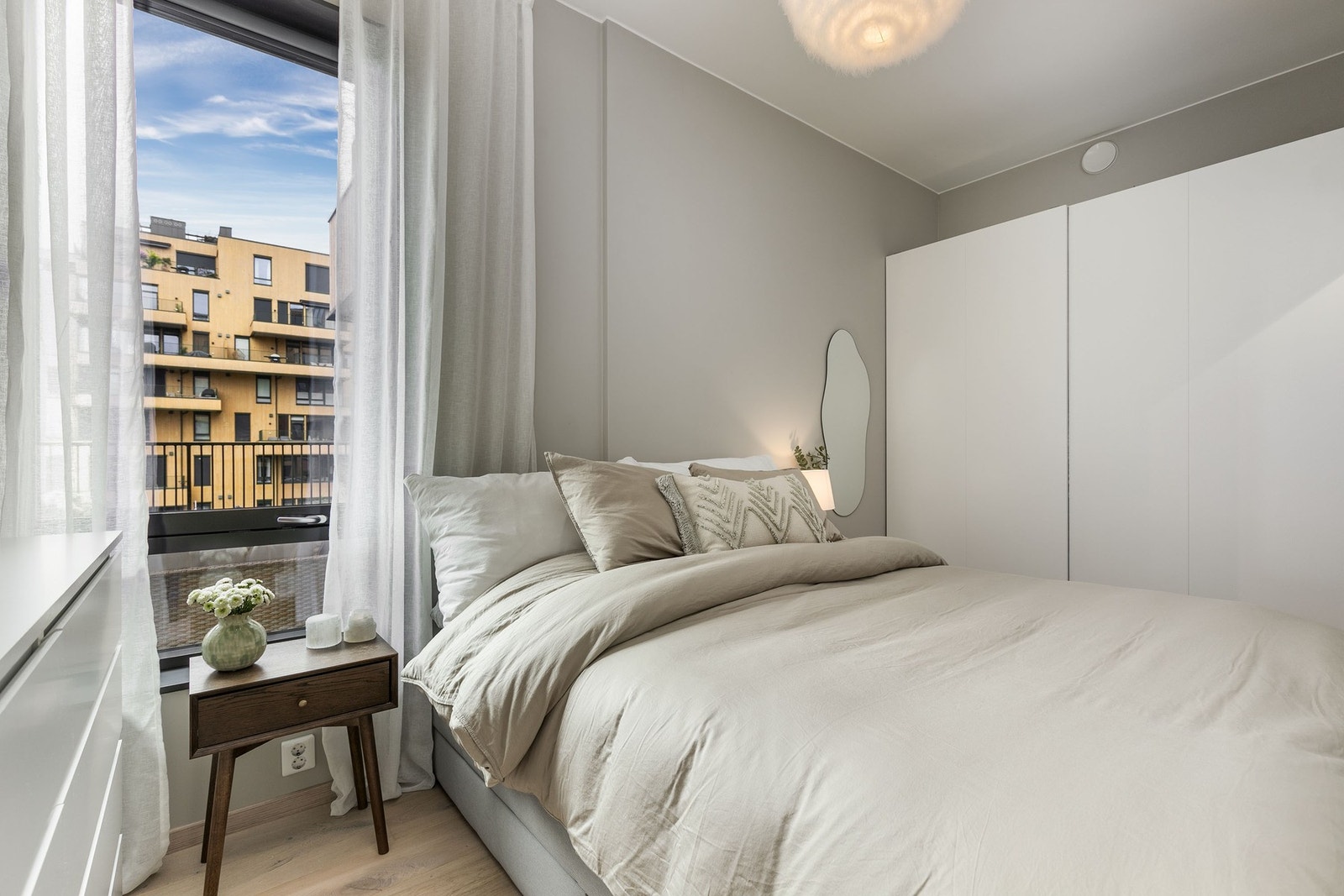Delikat soverom med store vindusflater og plass til dobbeltseng samt garderobeløsning. Galleribilde