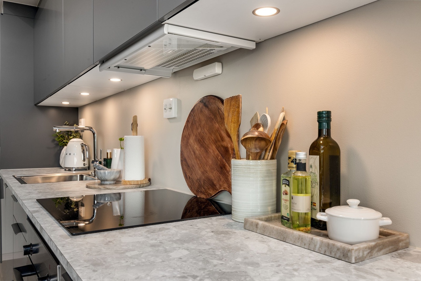 Kjøkkenet er utstyrt med ventilator, automatisk vannstopper og komfyrvakt for økt komfort. Galleribilde