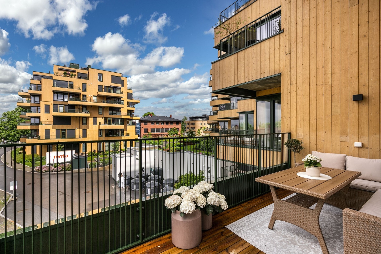 Balkong på 11 kvm med terrassebord på tilfarergulv og rekkverk i stålkonstruksjon. Galleribilde