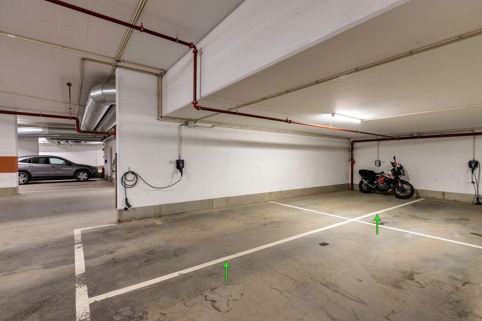 Det medfølger to parkeringsplasser i felles garasjeanlegg, plass nr. 21 og 25. Ladeboks for elbil er montert. leiligheten disponerer ekstern bod i kjeller. Galleribilde