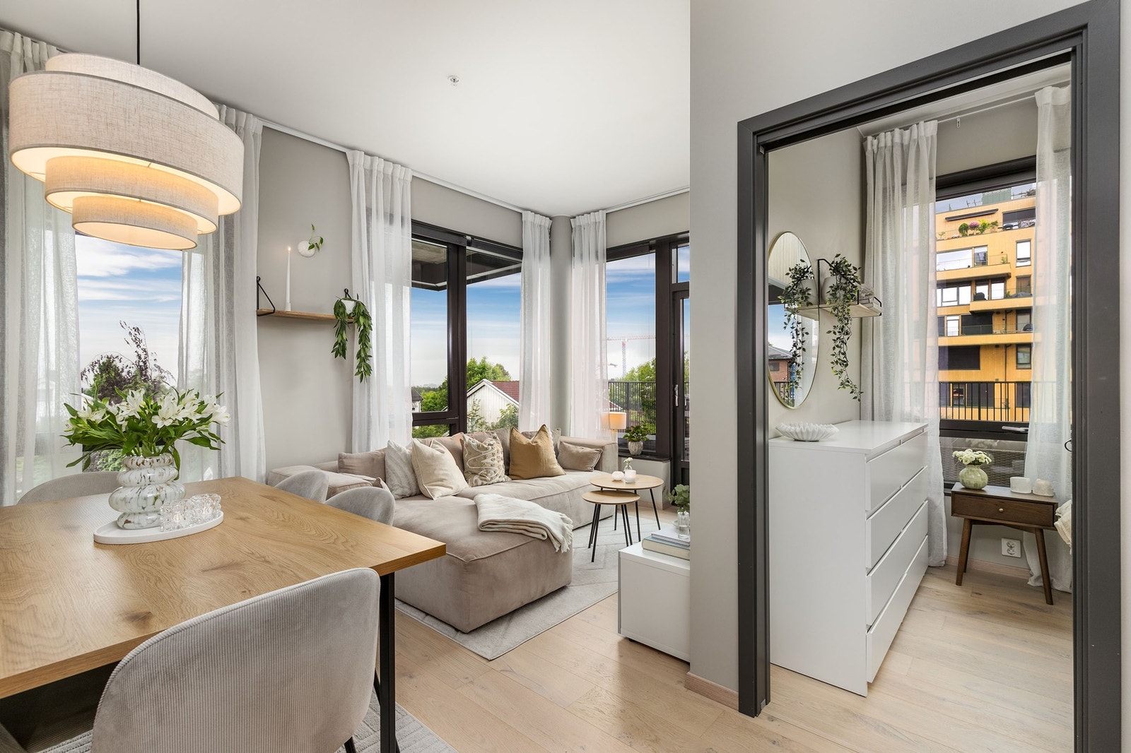 Lys og moderne stue med store vindusflater, himlingshøyde på 2.93 m. Galleribilde
