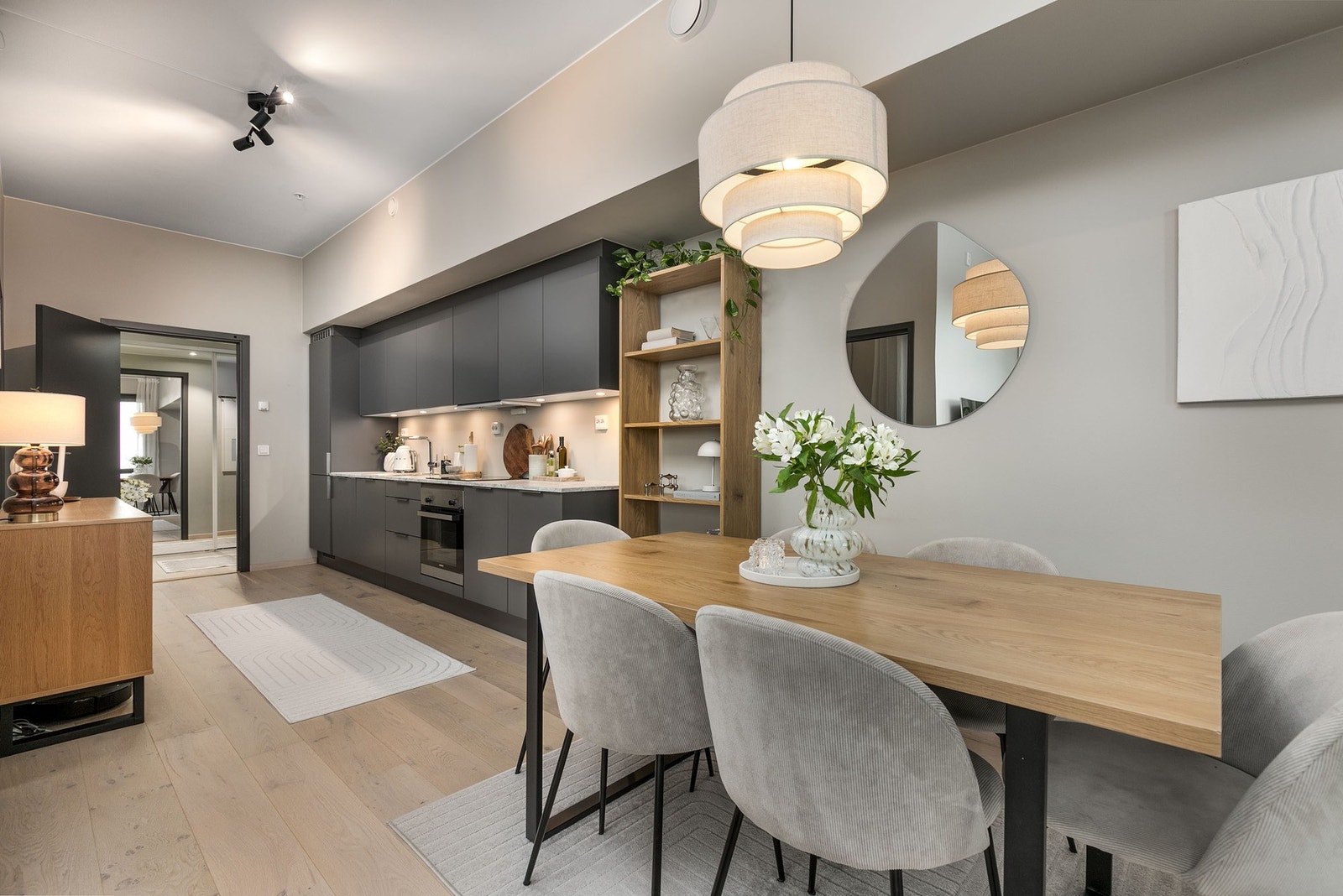 Tidsriktig kjøkkeninnredning med glatte fronter, laminat benkeplate og nedfelt kum i rustfritt stål. Galleribilde