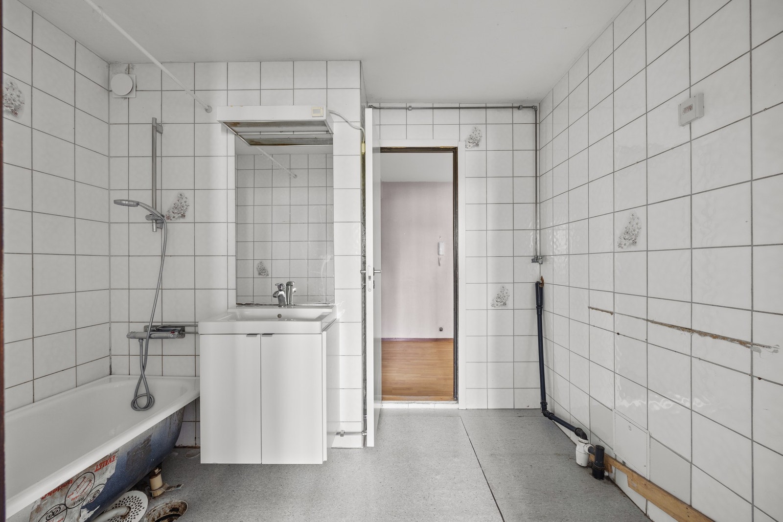 Baderommet har adkomst fra både det ene soverommet og fra entrè/gang. Galleribilde