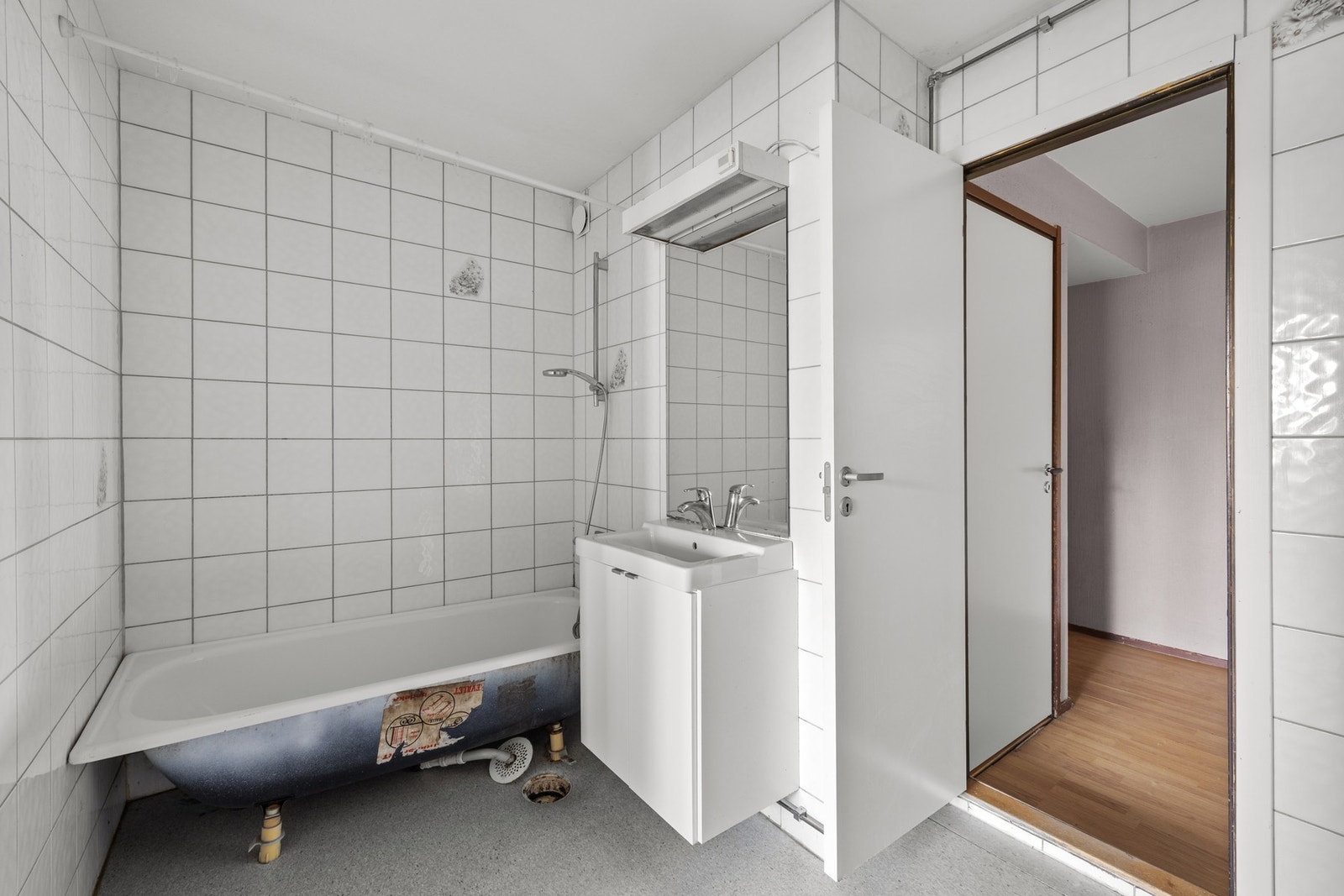 Baderom fra ukjent byggeår bestå av servant, speil og badekar. Galleribilde