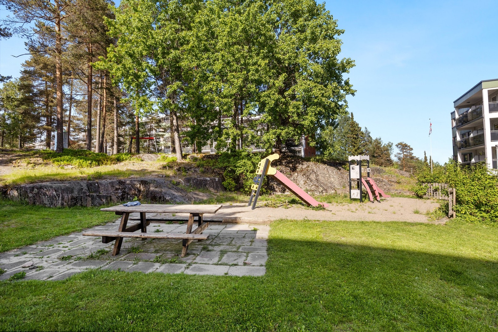 Lekeplass og grøntområder passende for barna Galleribilde