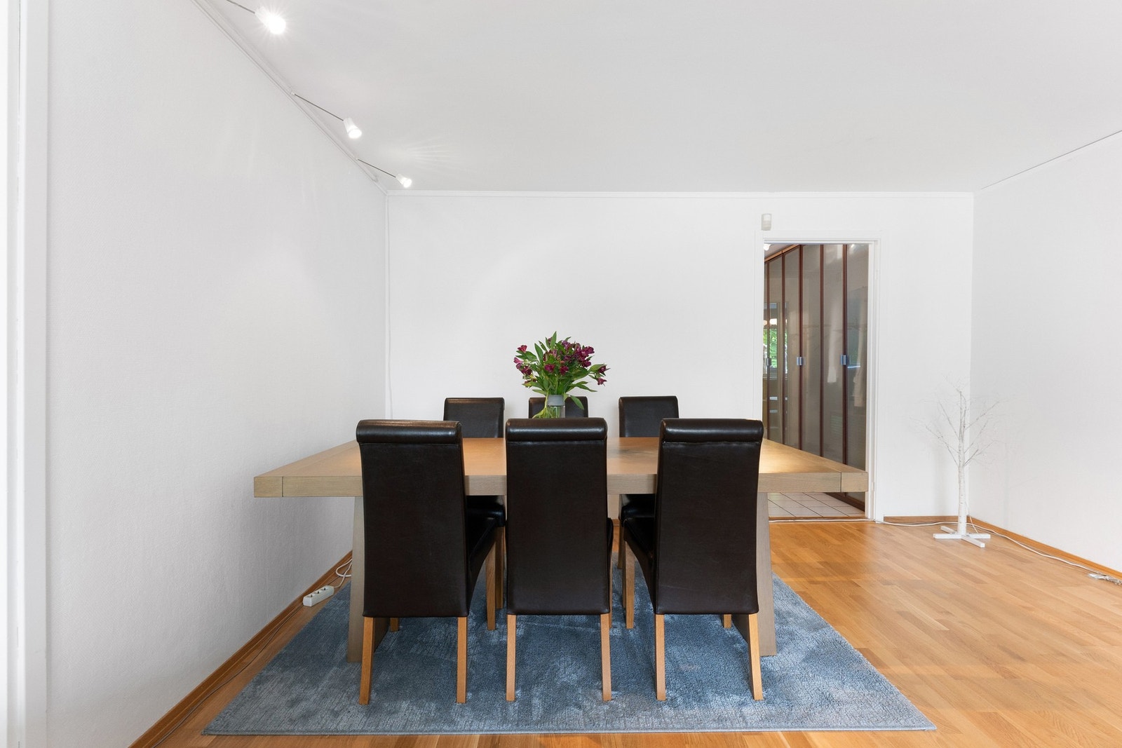 God plass til spisegruppe i stuen. Galleribilde